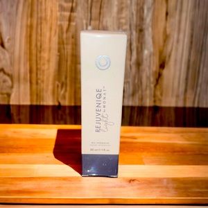 Monat Rejuveniqe Oil Light Brand New & Sealed